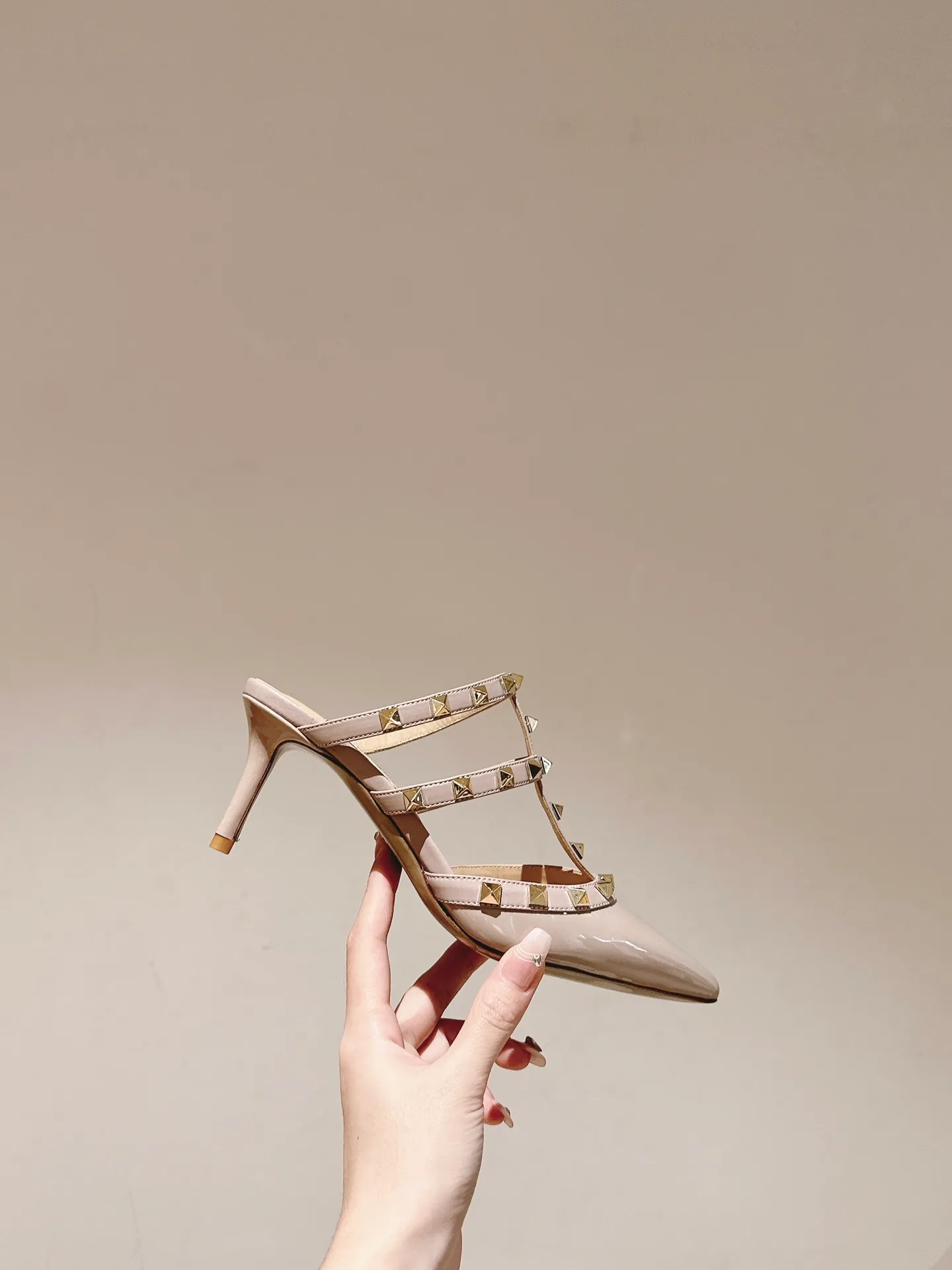 P520👟👟 ²⁰²4 𝐬𝐬 Versatile series for all seasons! Is your shoe cabinet missing a pair? [Proud] Purchasing agent level! 🔥 The entire VALENTINO series is produced by Taiwan-funded factories! Getting in and out of the counter is stress-free! ROCKSTUD Valentino studded patent leather ballet flats ONE STUD retro craft pyramid large rivet buckle flats/high heels Smooth shoe lines and awesome version Comfortable upper foot. Increases height. Looks slimmer. Elongates leg lines. Imported mirrored calfskin/cow patent leather/high-density silk material Lambskin lining Italian high-density leather outsole Size35-39 (40/41/42 can be customized) Heel height: flat/4cm/6cm/8cm ♺Full set of synchronized gift box💝packaging!